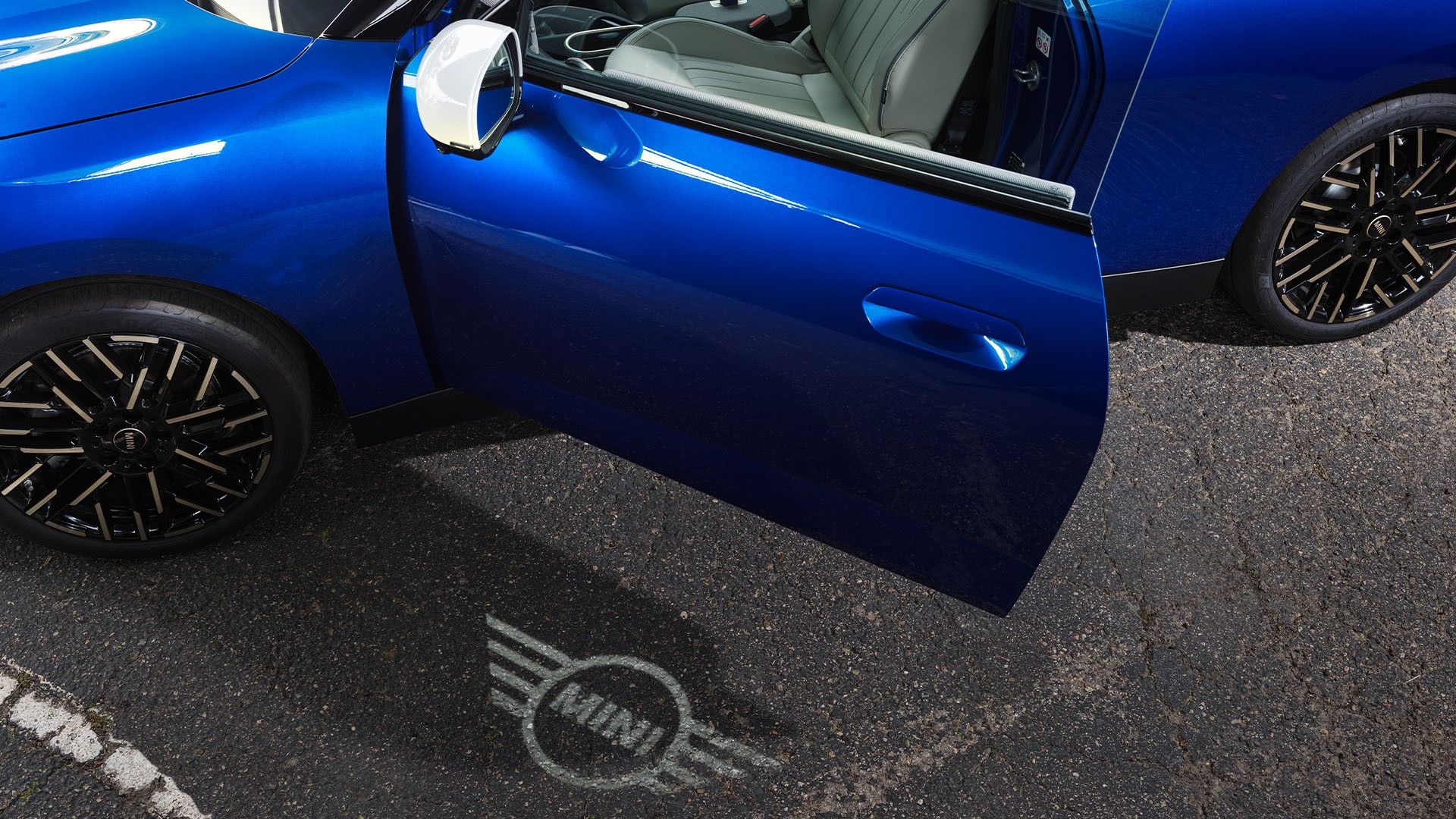 MINI all-electric - exterior -  welcome light